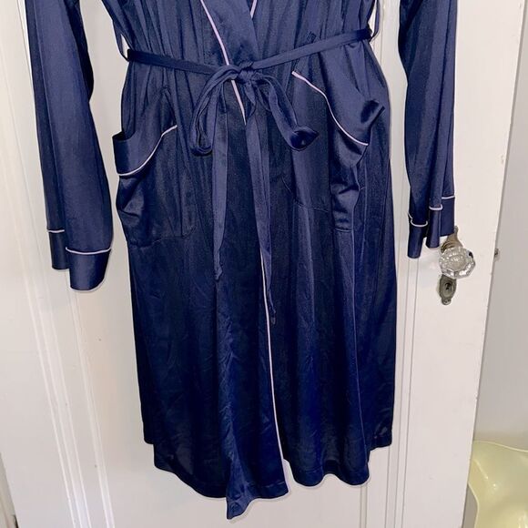Vintage 60s Paris brand men’s navy blue triacetate/nylon robe with lavender trim - Picture 3 of 10